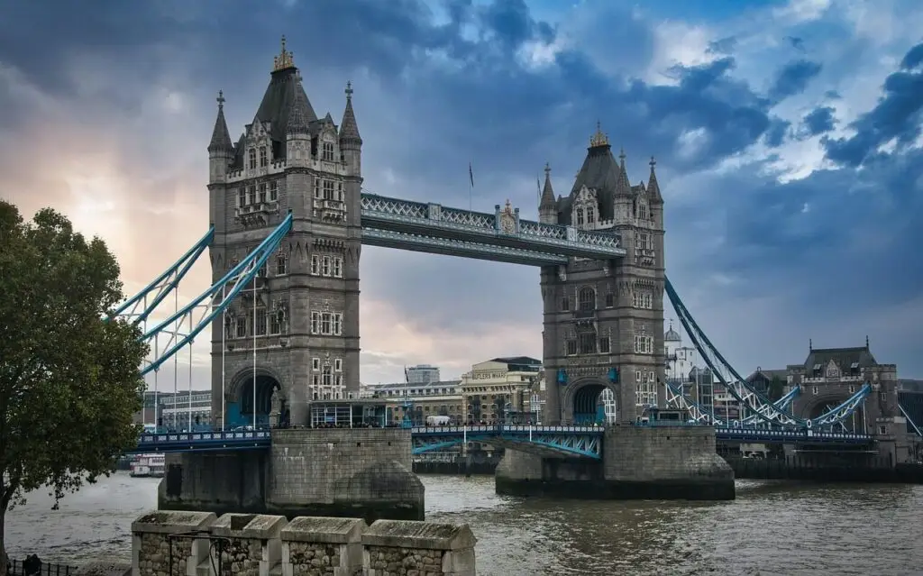 LONDON BRIDGE-SYMBOL OF ALL THAT IS BRITISH-BRITBOX